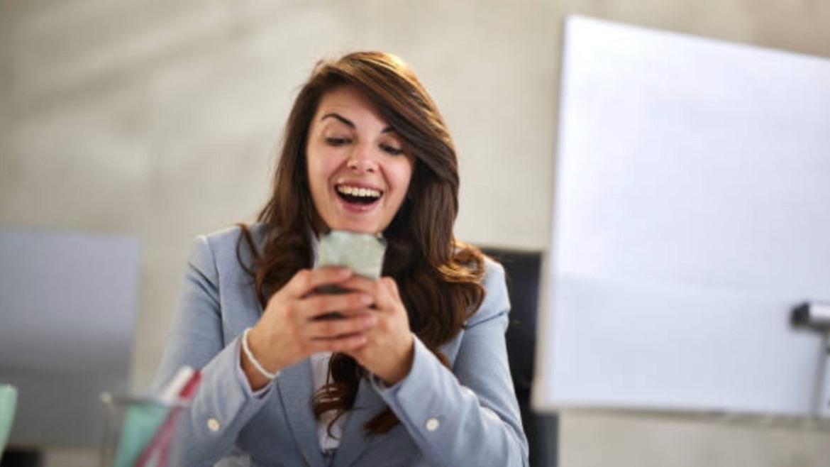 Aunque parezca inofensivo, usar la fotografía de un compañero para crear un sticker sin su consentimiento puede considerarse.