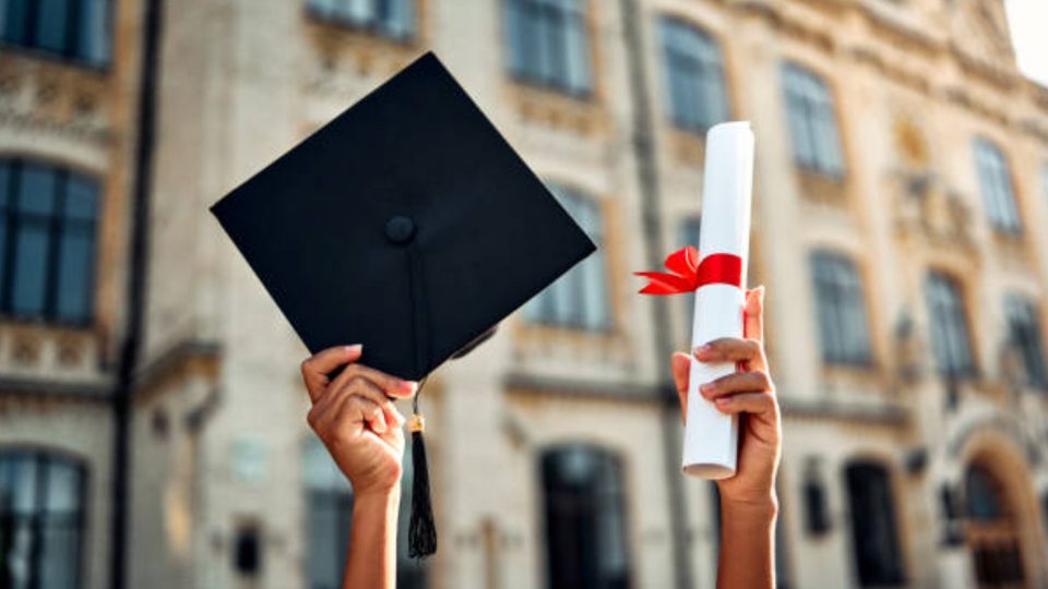 La medida busca poner fin a los largos periodos de espera que enfrentan miles de egresados.